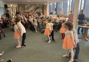 Dzieci z przedszkola tańczą dla seniorów