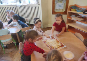Dzieci z grupy 2 robiący pizzę
