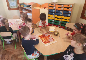 Dzieci z grupy 2 robiący pizzę