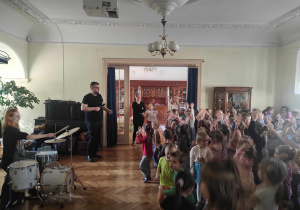 Dzieci z przedszkola tańczą do muzyki