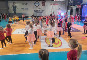 Dzieci z grupy tanecznej "Żaczki" tańczą na gali