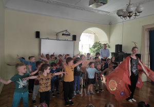 Tancerka uczy dzieci podstawowych kroków tanecznych "tańca motyla"