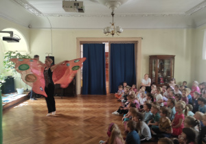 Tancerka prezentuje "taniec motyla"