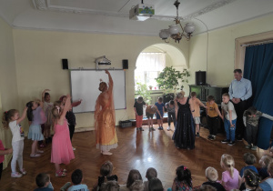 Tancerki uczą chłopców podstawowych kroków tanecznych "Tańca księżyca" i dziewczynki "Tańca słońca"