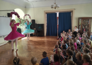 Tancerki prezentują "taniec kwiatów"