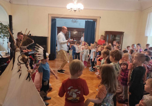 Dzieci tańczą i śpiewają na spotkaniu filharminii na kółkach