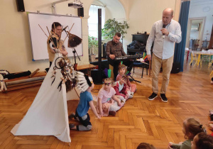 Dzieci biorą udział w spotkaniu filharminii na kółkach