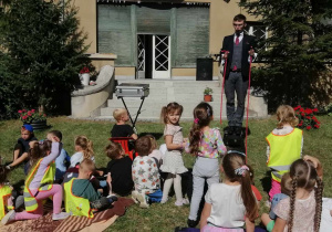 Pokaz iluzjonisty w ogrodzie przedszkolnym