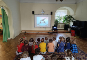 Dzieci z grupy 3 poznają historię kropki