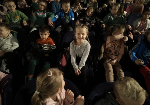 Dzieci z grupy 3 czekający na przedstawienie na widowni teatru V6