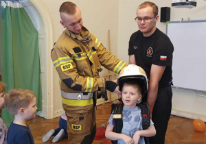 Chłopiec z grupy 3 w stroju strażaka