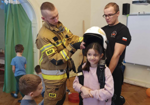 Dziewczynka z grupy 5 w stroju strażaka