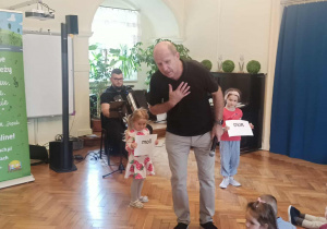 Dzieci biorą udział w koncercie