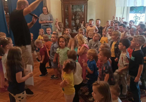 Dzieci biorą udział w koncercie