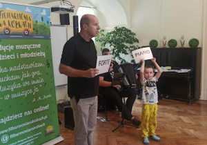 Dzieci biorą udział w koncercie