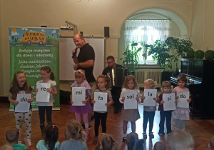 Dzieci biorą udział w koncercie