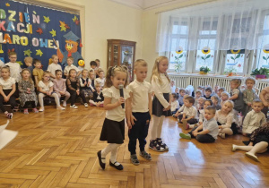 Dzieci biorące udział w uroczystości Dnia Edukacji Narodowej