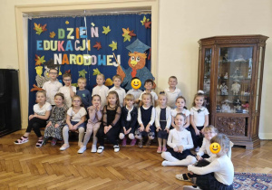 Dzieci biorące udział w uroczystości Dnia Edukacji Narodowej