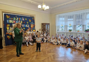 Dzieci biorące udział w uroczystości Dnia Edukacji Narodowej