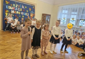 Dzieci biorące udział w uroczystości Dnia Edukacji Narodowej