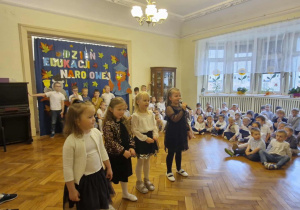 Dzieci biorące udział w uroczystości Dnia Edukacji Narodowej