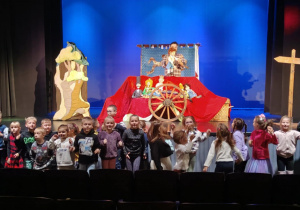 Dzieci z grupy 3 i 4 w teatrze Piccolo na przedstawieniu "Przygody psotnego szewczyka"