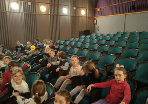 Dzieci z grupy 3 i 4 w teatrze Piccolo na przedstawieniu "Przygody psotnego szewczyka"