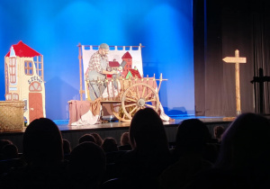 Dzieci z grupy 3 i 4 w teatrze Piccolo na przedstawieniu "Przygody psotnego szewczyka"