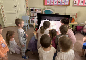 Dzieci z grupy 2 biorące udział w warsztatach teatru cienia