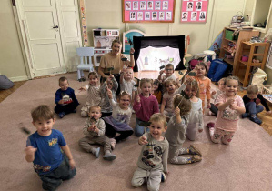 Dzieci z grupy 2 biorące udział w warsztatach teatru cienia