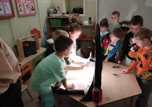 Dzieci z grupy 3 biorące udział w warsztatach teatru cienia