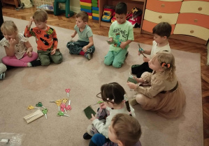 Dzieci z grupy 3 biorące udział w warsztatach teatru cienia