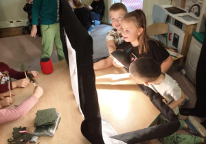 Dzieci z grupy 4 biorące udział w warsztatach teatru cienia