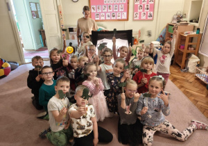 Dzieci z grupy 4 biorące udział w warsztatach teatru cienia