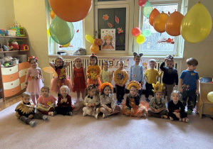 Dzieci z grupy 2 uczestniczą w balu jesieni