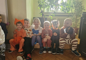 Dzieci z grupy 5 uczestniczą w balu jesieni