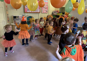 Dzieci z grupy 2 uczestniczą w balu jesieni