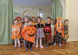 Dzieci z grupy 3 uczestniczą w balu jesieni