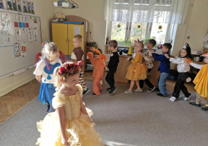 Dzieci z grupy 5 uczestniczą w balu jesieni