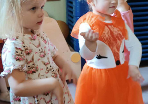 Dzieci z grupy 1 uczestniczą w balu jesieni