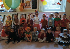 Dzieci z grupy 1 uczestniczą w balu jesieni