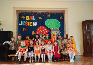 Dzieci z grupy 3 uczestniczą w balu jesieni