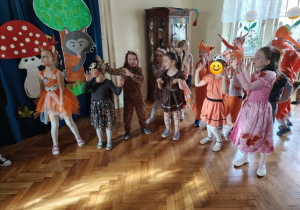 Dzieci z grupy 4 uczestniczą w balu jesieni