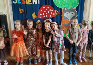 Dzieci z grupy 4 uczestniczą w balu jesieni