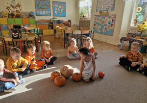 Dzieci z grupy 5 biorące udział w dniu dyni