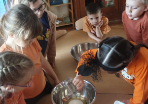 Dzieci z grupy 4 biorące udział w dniu dyni