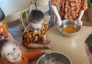 Dzieci z grupy 4 biorące udział w dniu dyni