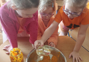 Dzieci z grupy 4 biorące udział w dniu dyni