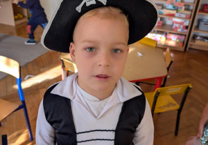 chłopiec w czapce pirata