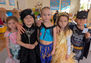 dziewczęta pozują do zdjęcia